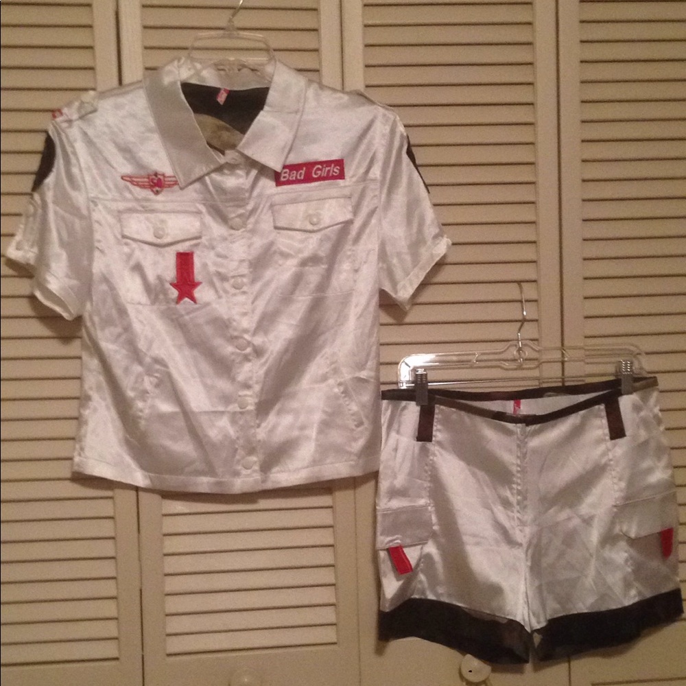 2pc white short set with camouflage trim